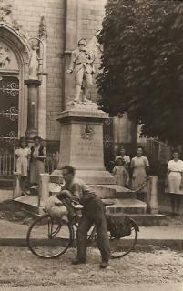 Changy, place de l'église, vers 1950